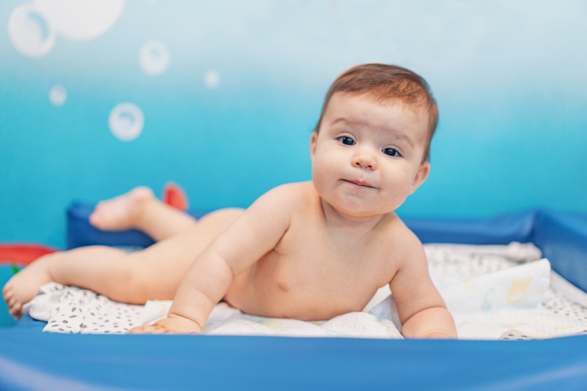 Чаще всего заметить появление пупочной грыжи у малыша можно в 2-3 месяца