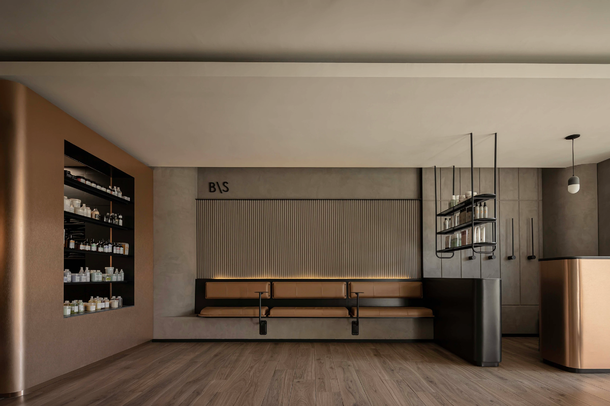 Оформление зоны ожидания в парикмахерской в индустриальном стиле