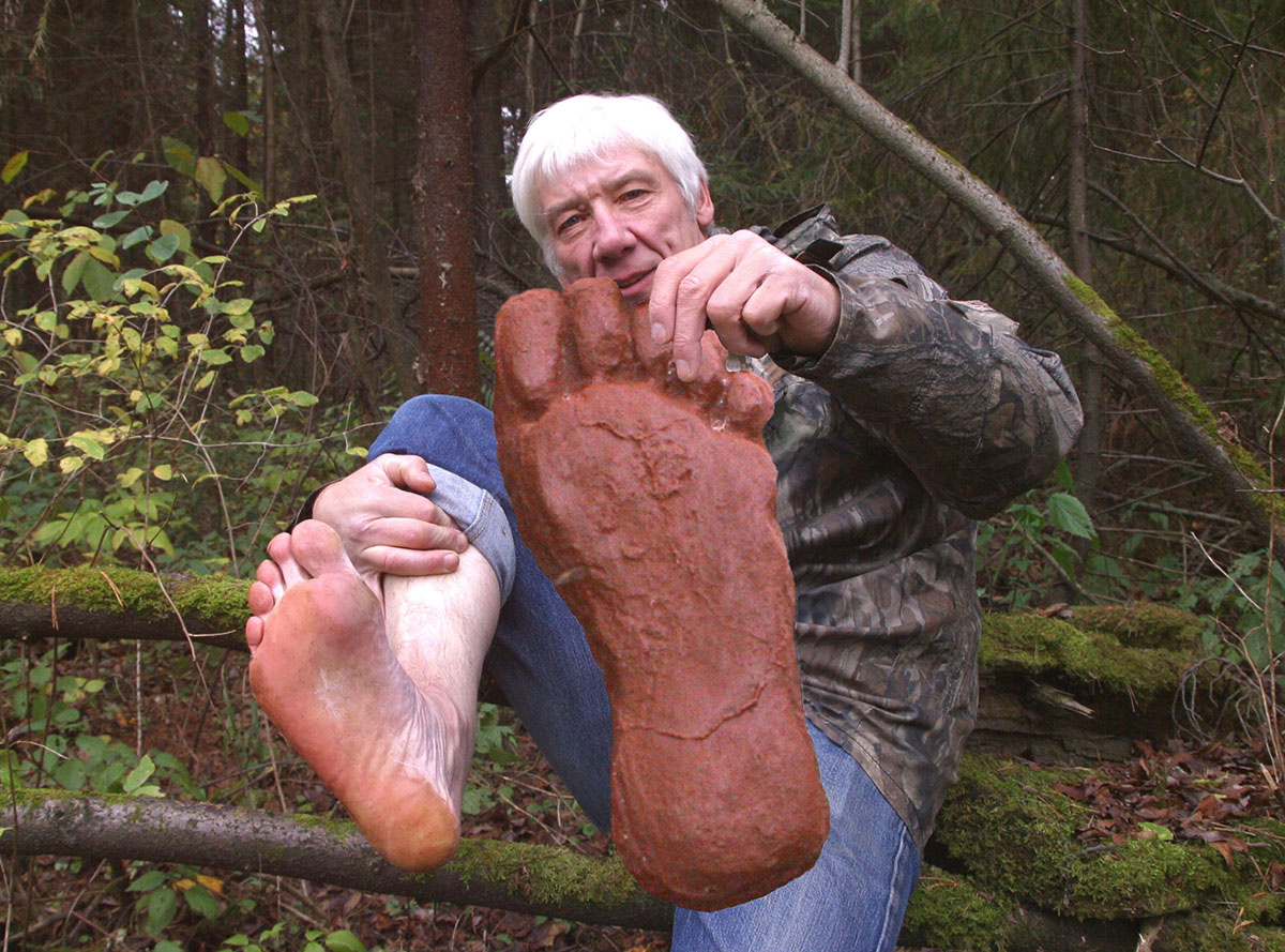 Сравнение ступни человека с гипсовым слепком отпечатка ступни снежного человека