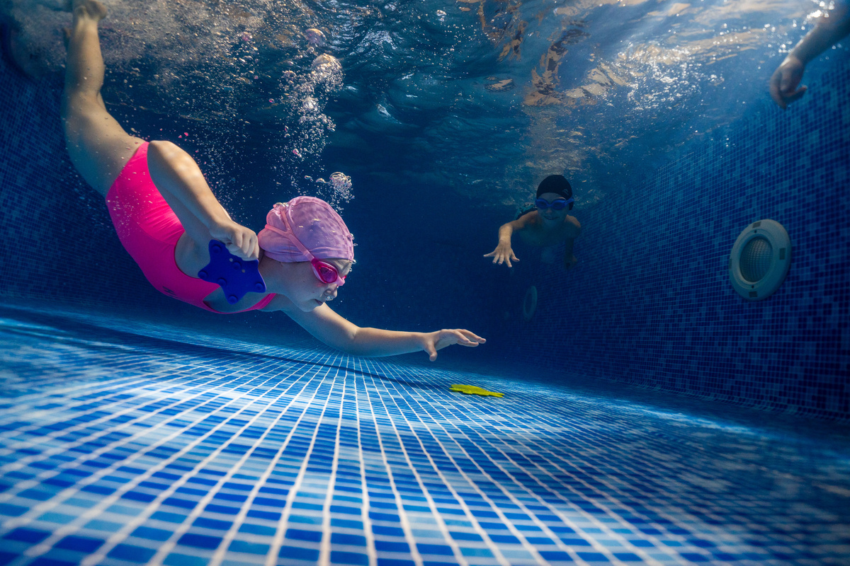 Обучение ребенка плаванию под водой происходит постепенно, в зависимости от скорости адаптации ребенка к воде