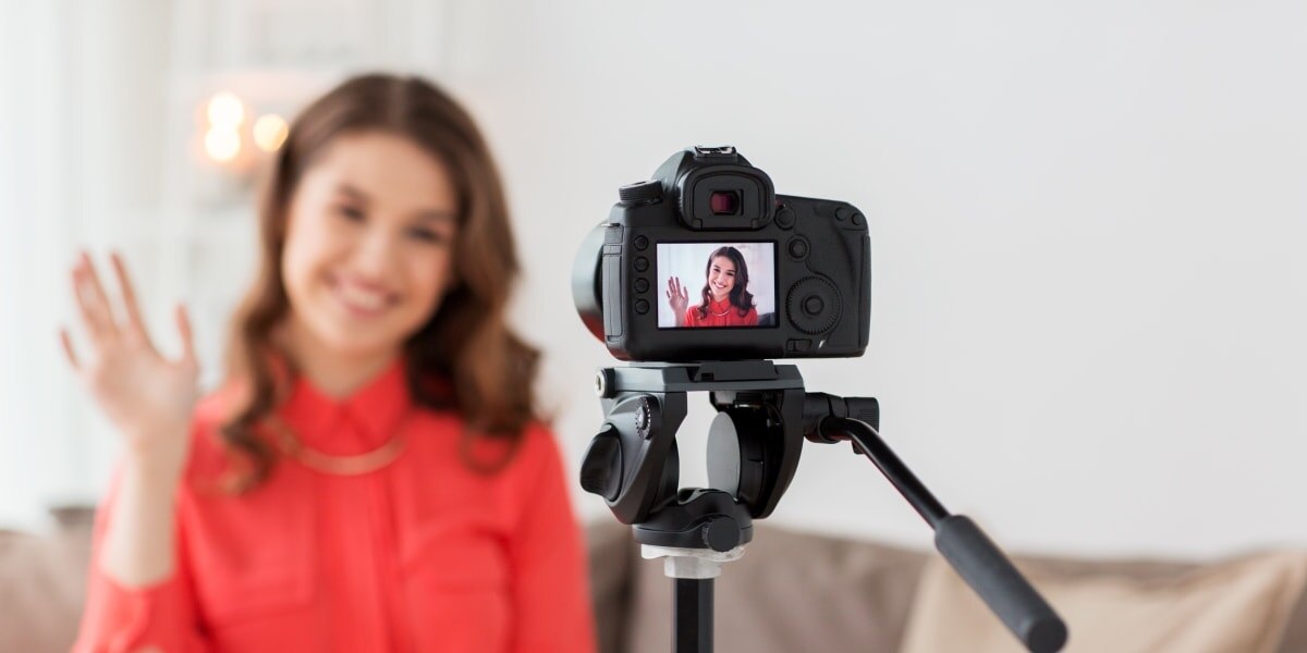 Девушка снимает свой блог