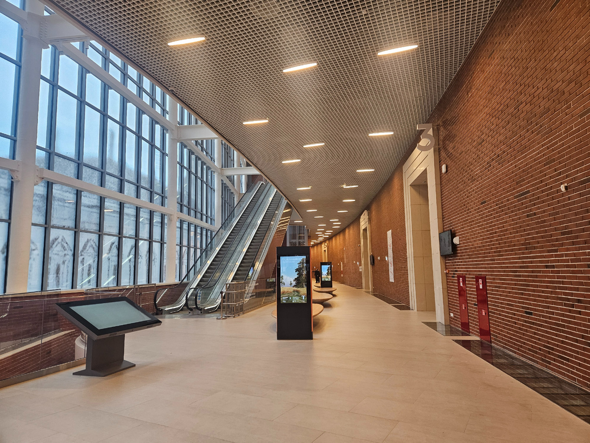 Просторный вестибюль.