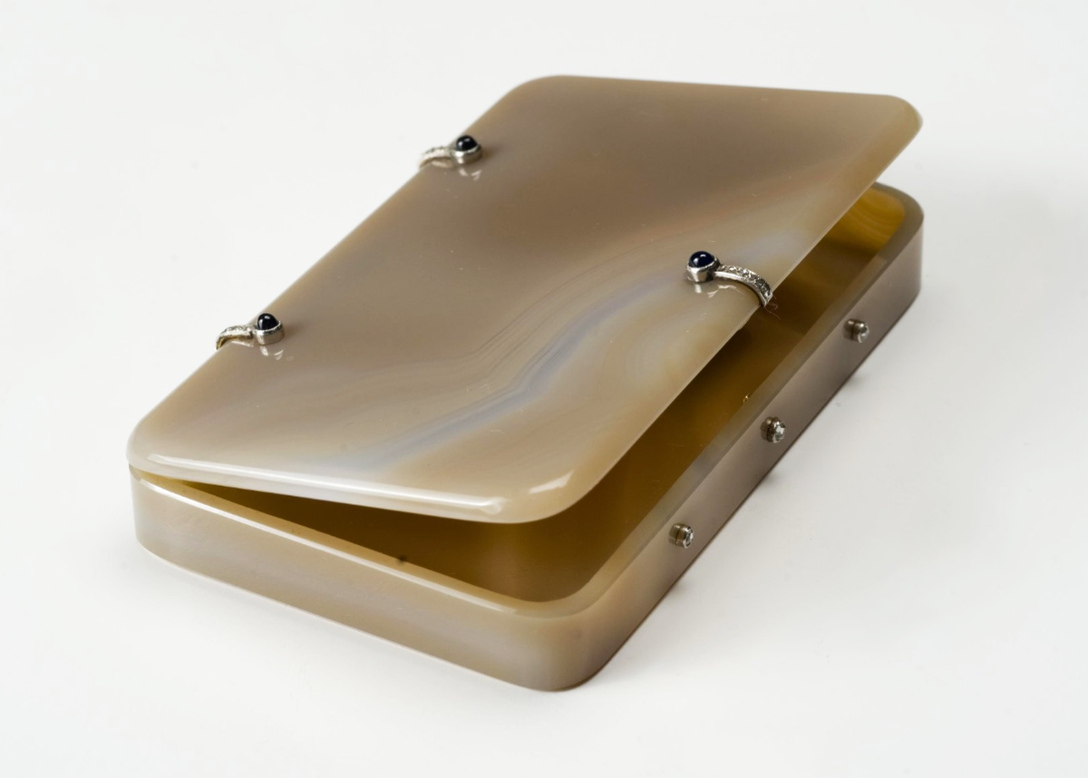 Табакерка. Фирма К. Фаберже (?). Россия, начало XX в. Золото, платина, алмазы, сапфиры, агат, закрепка, полировка