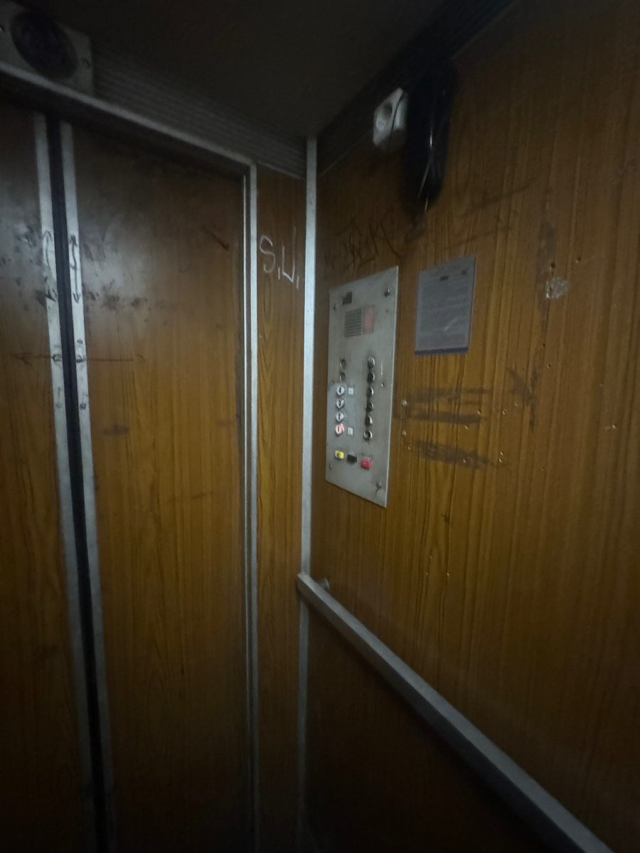 Интересно сколько этому лифту лет?