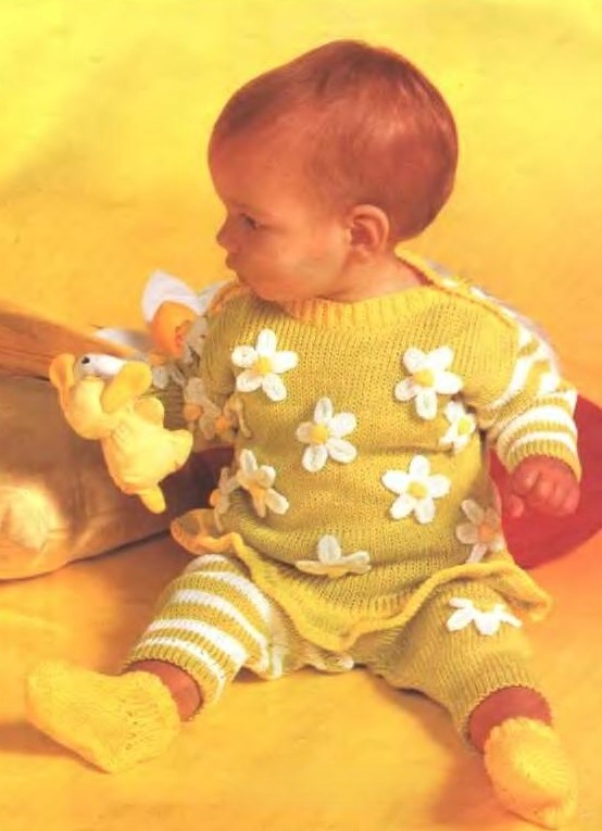 Пуловер с маргаритками, штанишки и носочки
