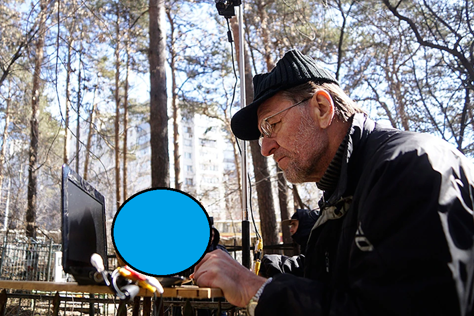 Фото 1. Чекистский "эксперт" Сергей Никитин из Москвы во время эксгумации останков на Ивановском кладбище Екатеринбурга 12 апреля 2018 года. Фото "Комсомольской правды".