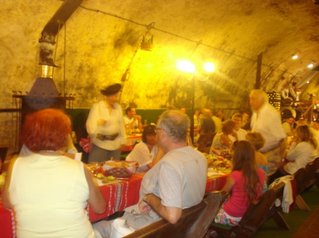 Солист ансамбля и гости программы. Фото автора.