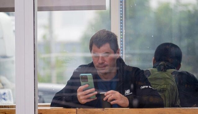 Мужчина с телефоном. Источник: 63.ru Автор фото: Елена Буйвол