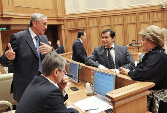    Депутаты на заседании Московской областной думы