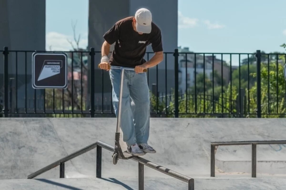    Самокатеры в скейт-парке не ожидают увидеть рядом детей.