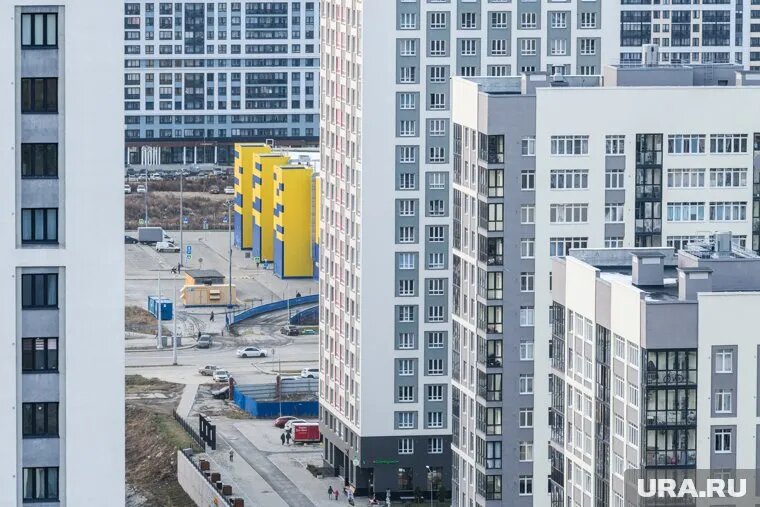 В некоторых городах-миллионниках сумма, необходимая для ипотеки на «однушку», в два-три раза превышает средний заработок населения. Фото: Илья Московец © URA.RU