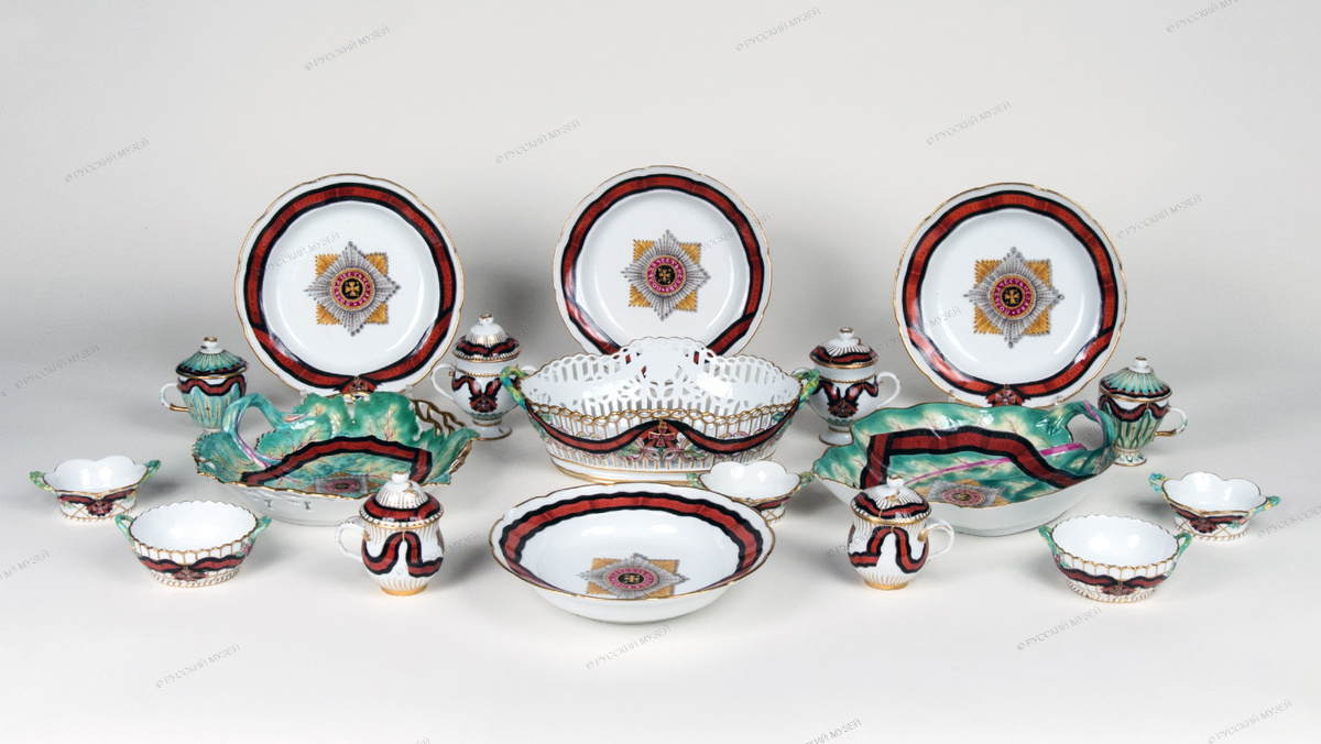 Предметы из сервиза ордена Св. Владимира. Завод Франца Гарднера; село Вербилки Дмитровского уезда Московской губернии. 1783–1785. Фотография rusmuseumvrm.ru