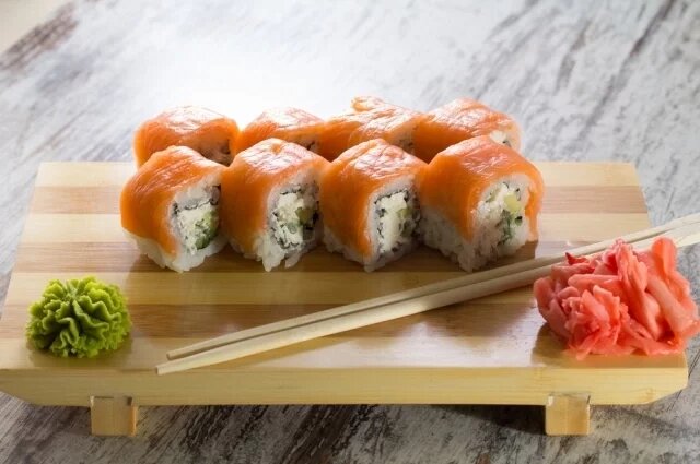    Как правильно есть роллы?