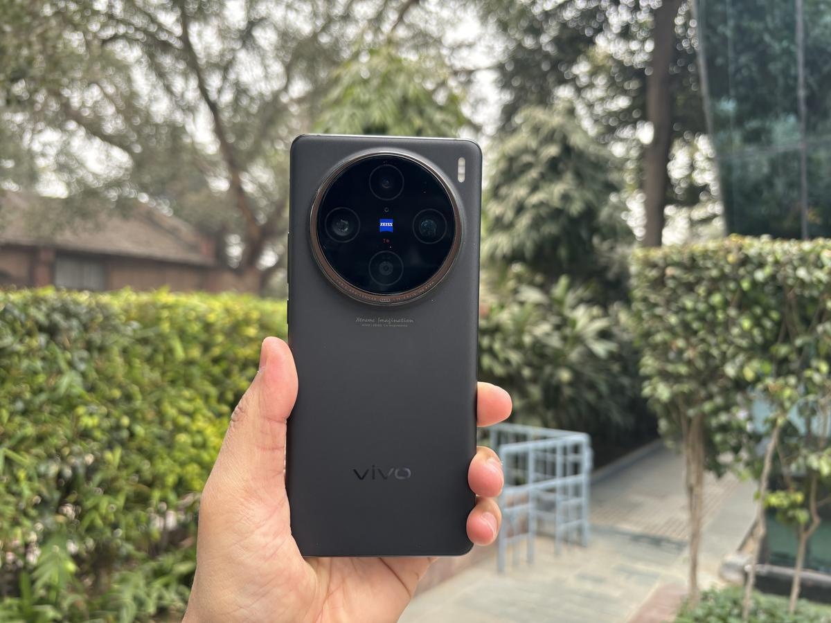 В глаза бросается массивный блок камер с объективами Zeiss. Фото: thehindu.com