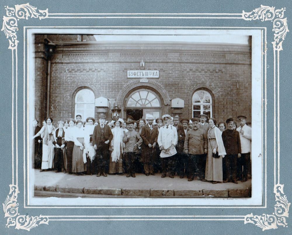 Жители Гжатска на перроне железнодорожного вокзала ст. Гжатск. Начало XX века. Автор снимка И.Н. Павлинов. Из фондов ФГБУК «Музей-заповедник Ю.А. Гагарина»