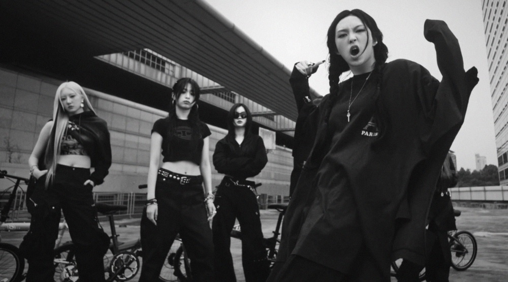     BabyMonster / Кадр из клипа «Clik Clak»