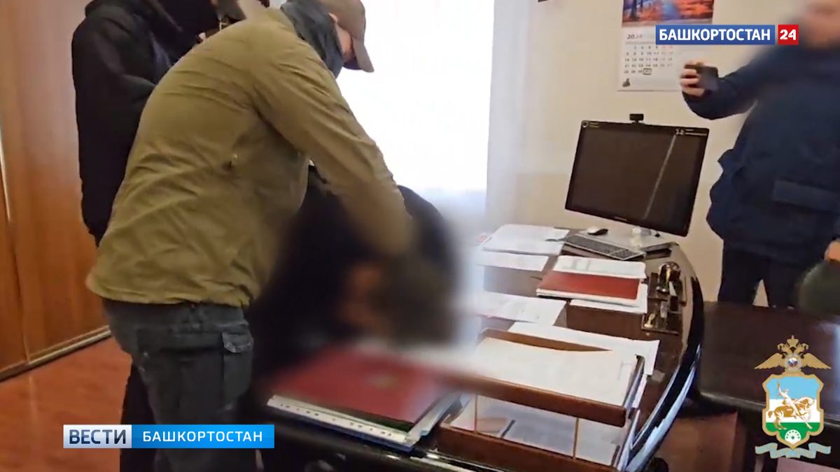    Бывшего главу Мелеузовского района Башкирии задержали по подозрению в получении крупной взятки