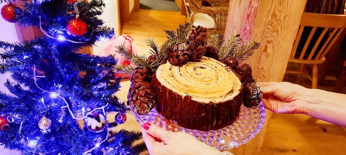 Бисквитный торт Пенёк. Шишки сделаны из кукурузных хлопьев, печенье и шоколада