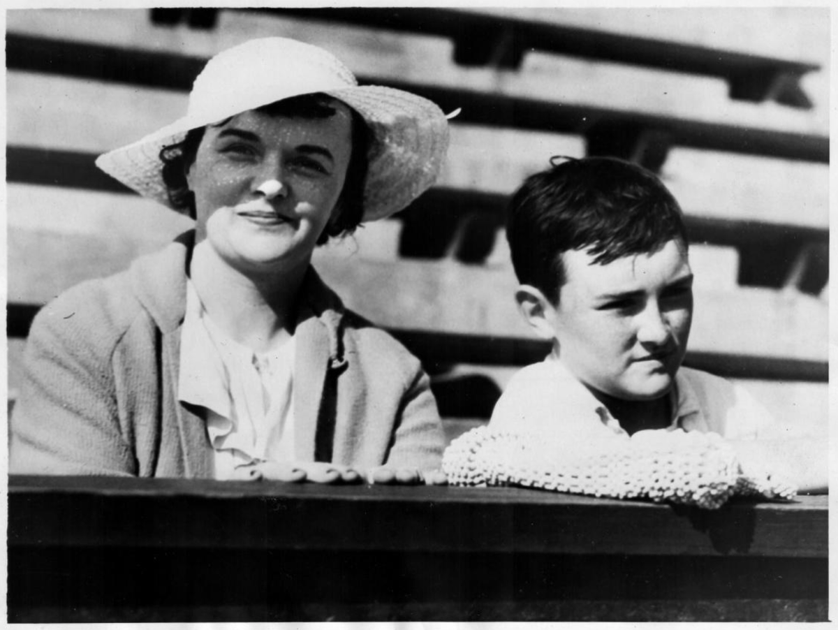 Писательница Урсула Парротт с сыном Марком в 1935 году. 