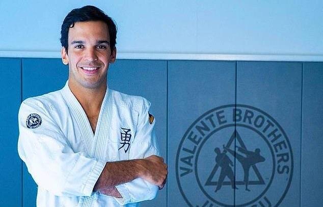 Хоаким Валенте, бойфренд Жизель Бундхен, — тренер по джиу-джитсу и соучредитель студии самообороны Valente Brothers в Майами