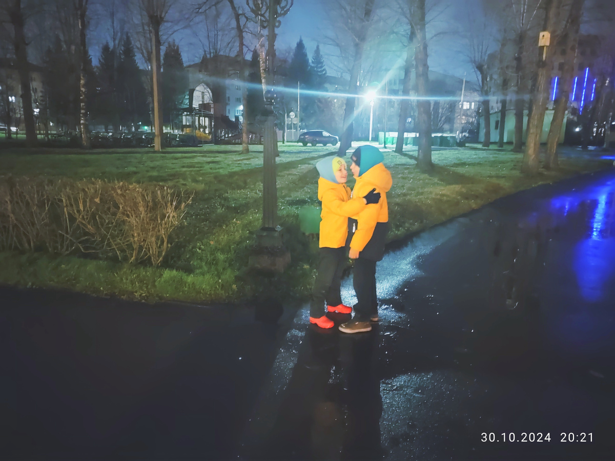 Вадим рассказывает Паше, что загадал в лесу исполнения желаний