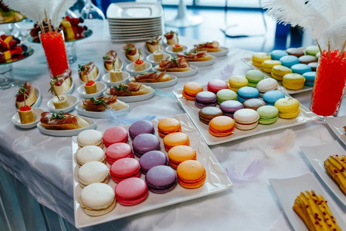 А за несколько часов до начала мероприятия, мы получаем агрессивную обратную связь, что еды мало! И как мы могли так мало заказать?! Люди будут голодные! 