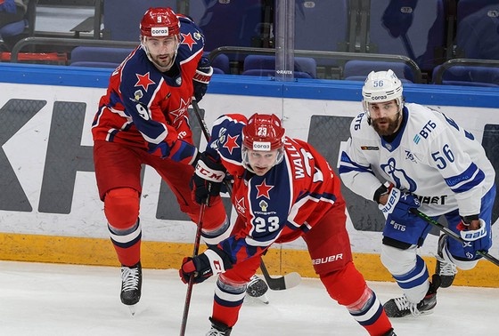    Игроки во время хоккейного матча регулярного чемпионата КХЛ между хоккейными клубами ЦСКА (Москва) и «Динамо» (Москва)