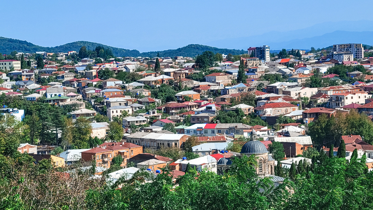 Такой вид открывается на Кутаиси около храма Баграта.
