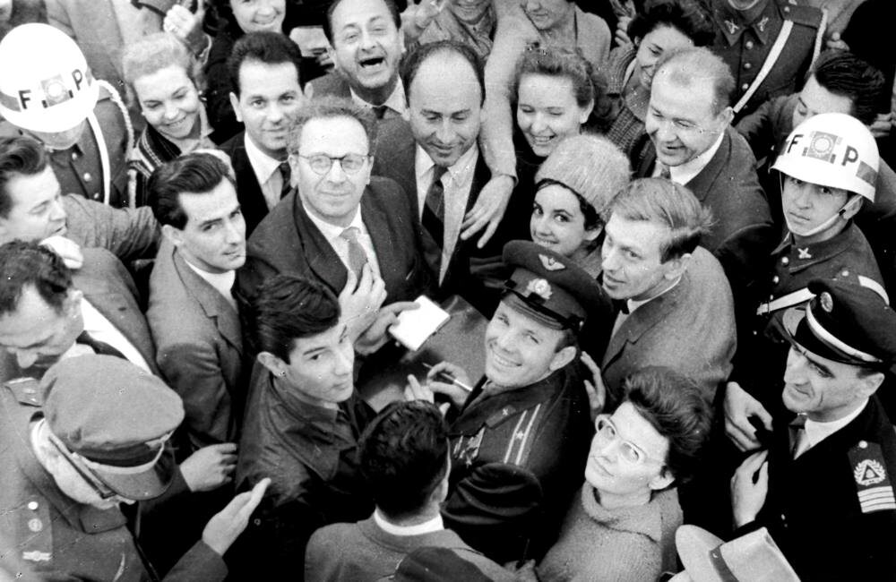 И в Рио-де-Жанейро, и в Сан-Пауло каждый хотел получить на память заветный автограф советского гостя. 1961 год.