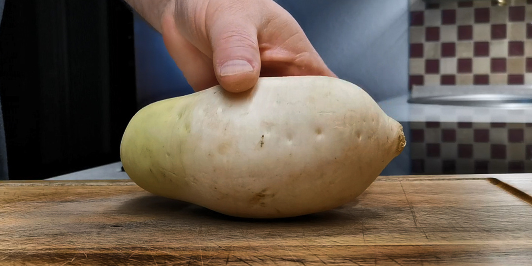 Китайцы едят килограммами и нам бы не помешало. Давно перенял эту традицию и всем советую. Салат очень вкусный и актуальный, особенно зимой