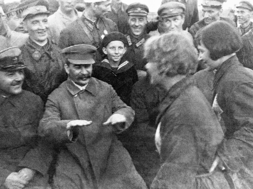 Генеральный секретарь ЦК ВКП(б) Иосиф Сталин и нарком обороны СССР Климент Ворошилов (слева) беседуют с лётчиками и парашютистами на аэродроме в Тушино