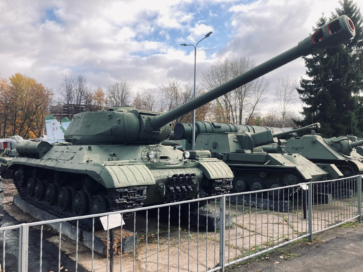 ИС-2 на открытой площадке вооружения и техники экспозиции ЦМВС РФ.