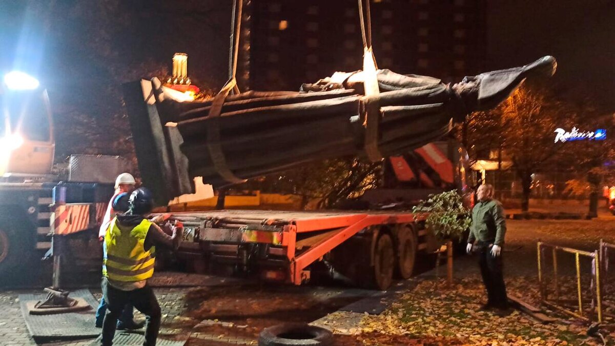 Снос памятника Барклаю де Толли в Риге © соцсети / Vilnis Ķirsis