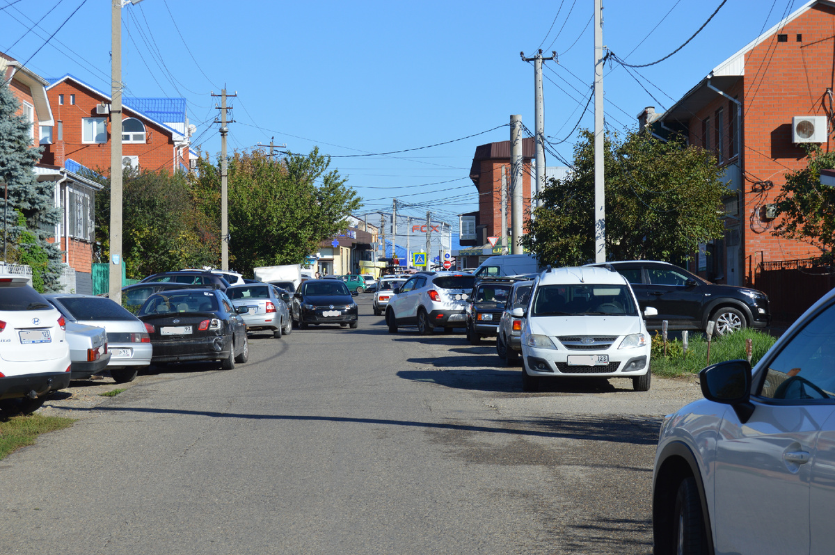 Фото автора. Октябрь 2024. Районный центр. Одни машины, ни одного человека людей.