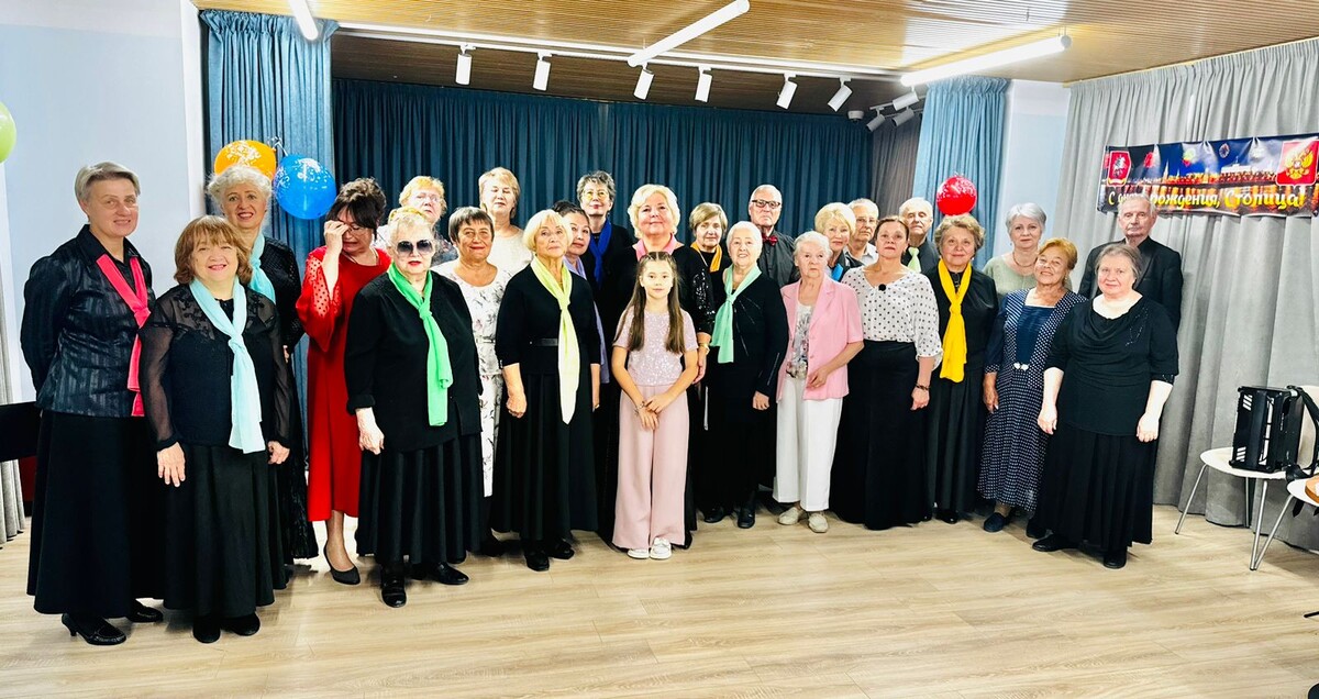 Фото участников совместного концерта хора "Душа поёт" и клуба "Соло"