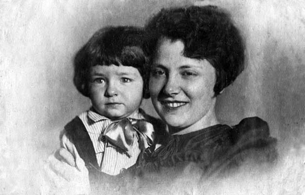 Виктория Львовна с сыном Женей. Фото oralhistory.ru