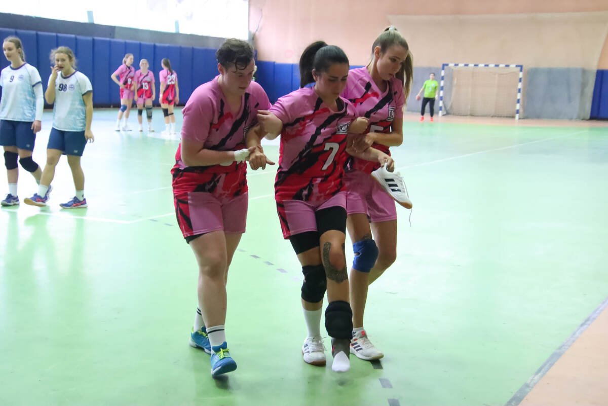    Первые матчи - первые травмы