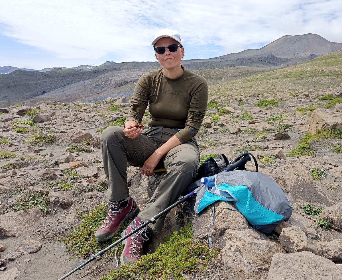 В футболке с рукавами от фирмы Brubek.