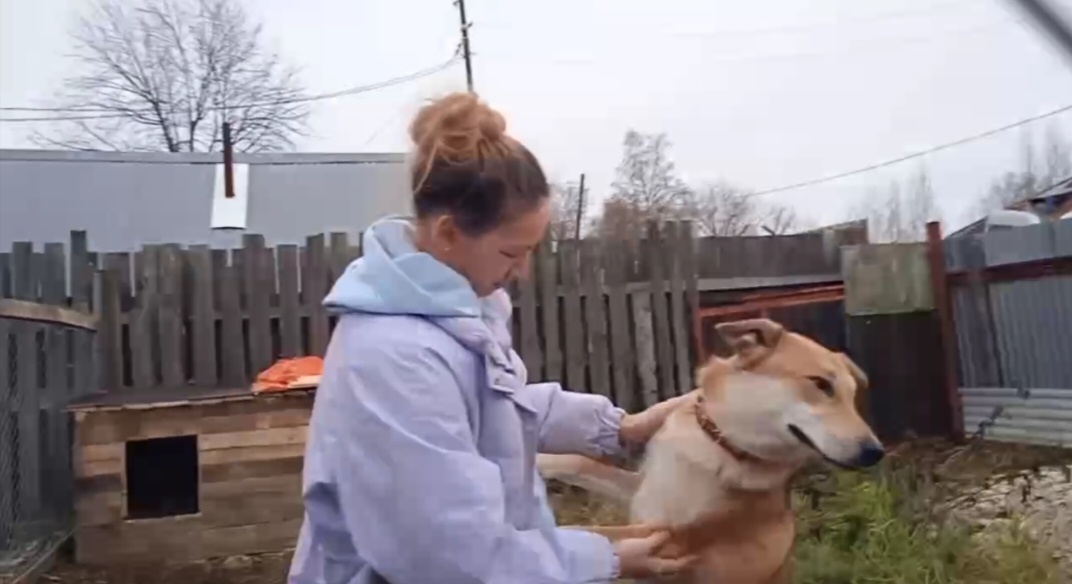 Первые минуты дома Ведочка скромничала или кокетничала)))