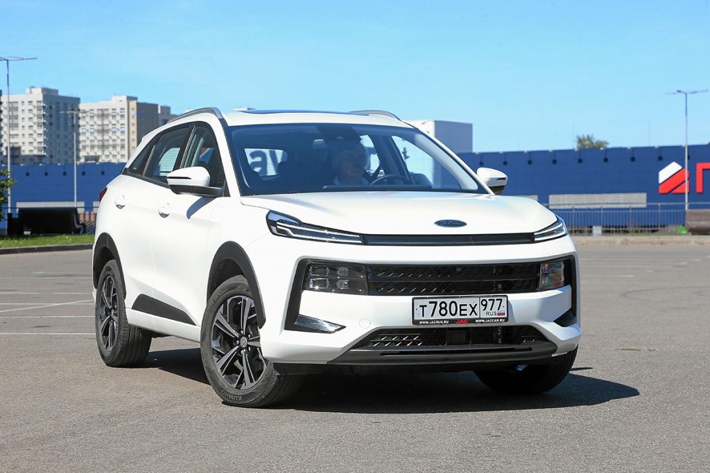 Только в начальной версии «Комфорт» 2023 года установлены галогенные фары. В остальных комплектациях — светодиодные.