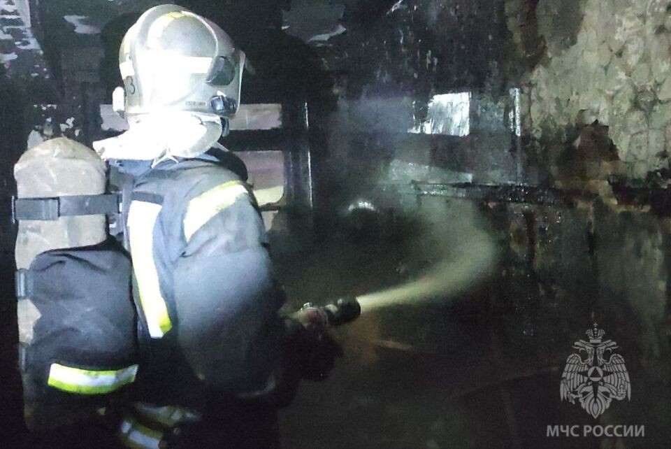    Пожар на пр. Калинина. Источник: t.me/mchs_altkray