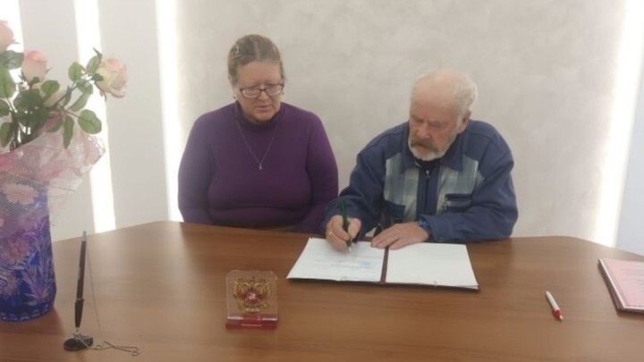 76-летний Виктор Важенин в ЗАГСе