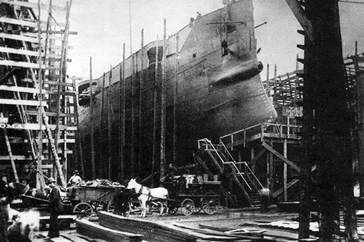    31 октября 1899 года «Варяг» был спущен на воду. Годом позже он был официально передан Военно-морскому флоту России, а в 1901 году отправлен для прохождения службы на Дальний Восток в эскадре Тихого океана / Министерство обороны РФ