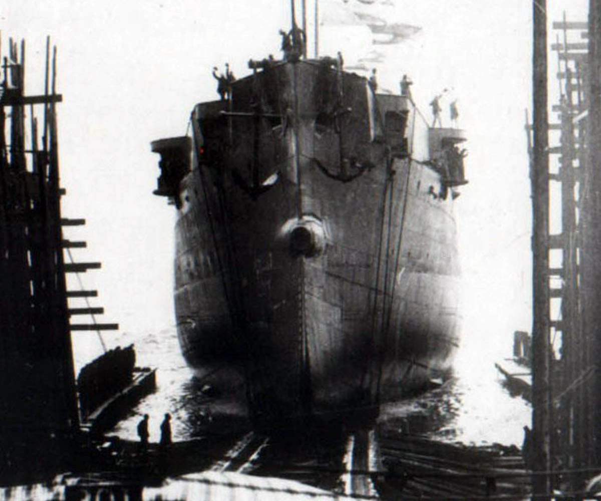    По тактико-техническим характеристикам «Варяг» был одним из лучших и наиболее быстроходных российских кораблей своего времени. Он был оснащён мощным пушечным и торпедным вооружением, телефонизирован, электрифицирован и укомплектован радиостанцией и паровыми котлами новейшей модификации / Общественное достояние