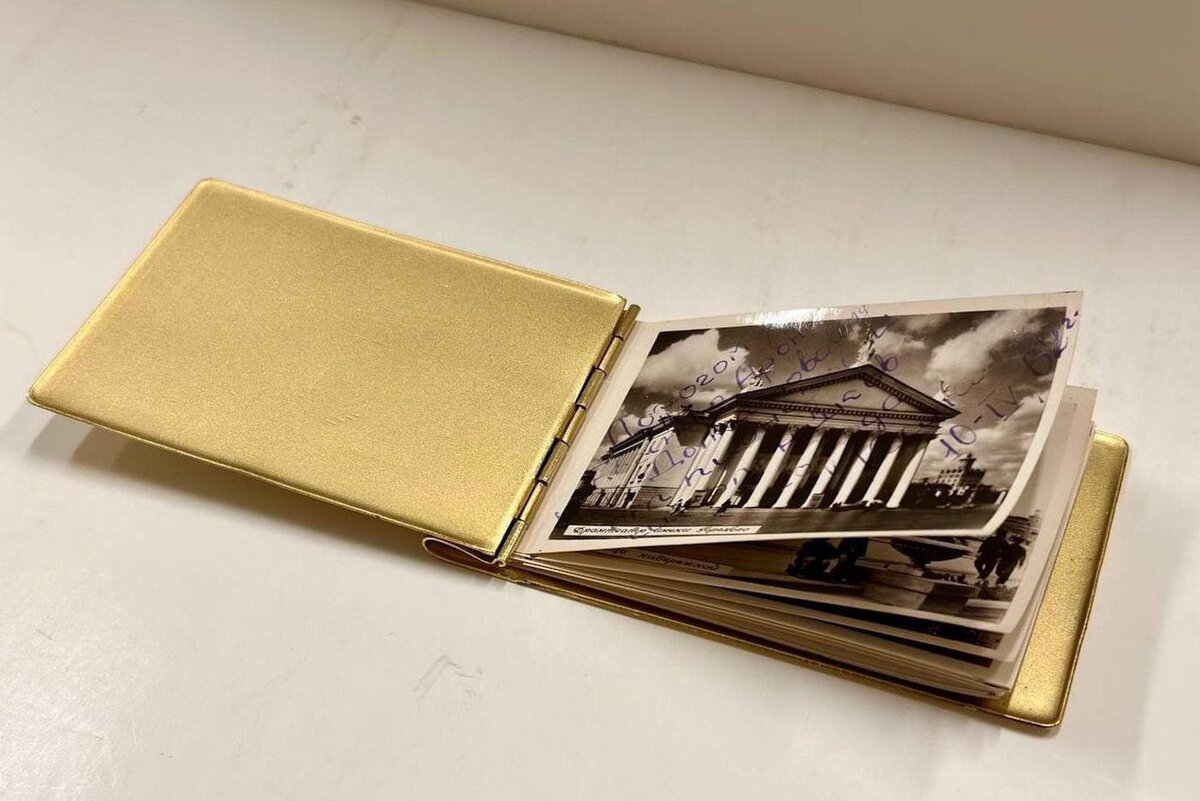    Сувенир: альбом фотовидов Сталинграда, с дарственной надписью Евгению Долматовскому.Пресс-служба Главархива