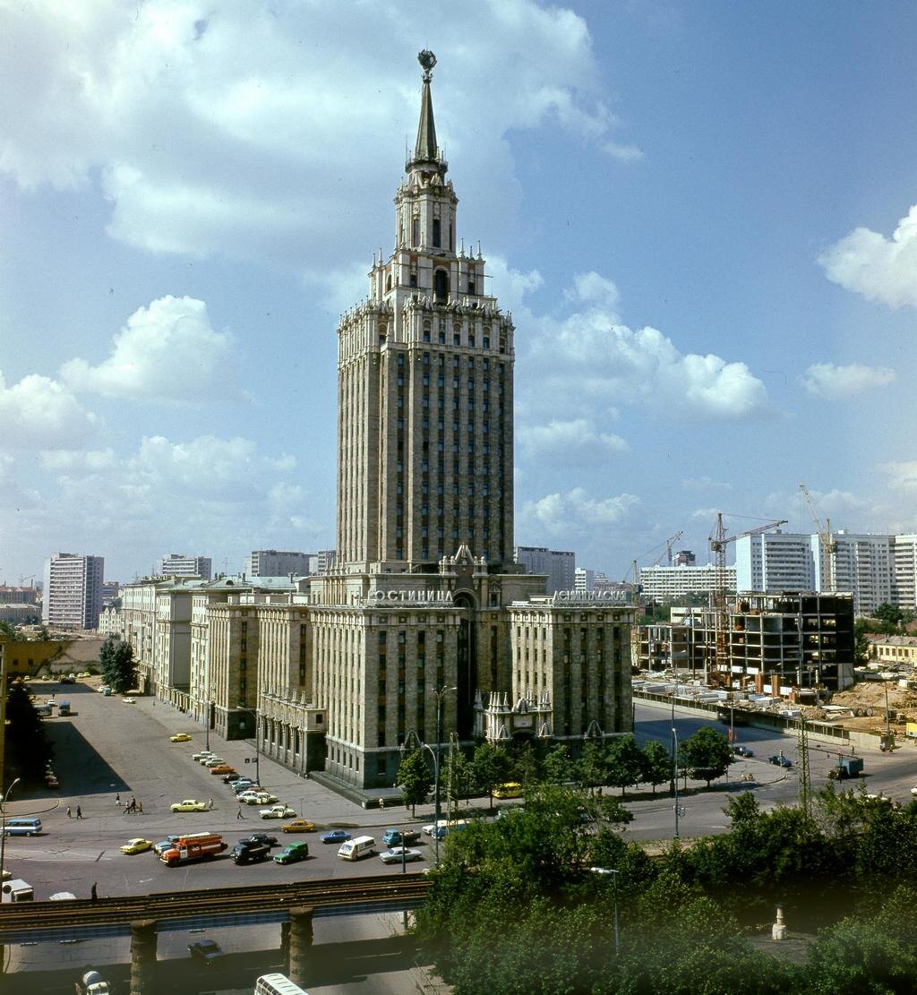 Гостиница "Ленинградская". Фото 1979 года.