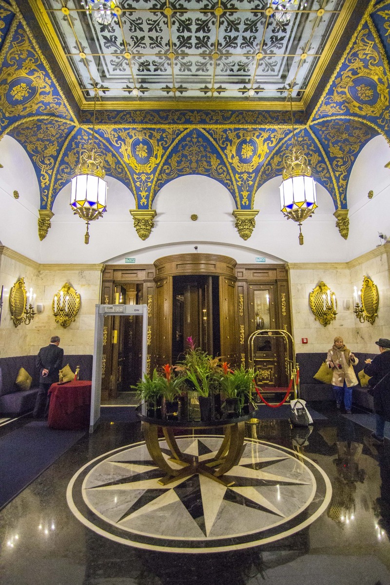Главный вход и холл гостиницы.
