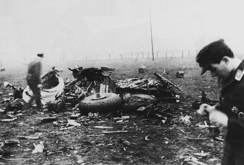 Немецкая полиция изучает обломки британского ночного истребителя Москито на аэродроме Дюссельдорф. 
