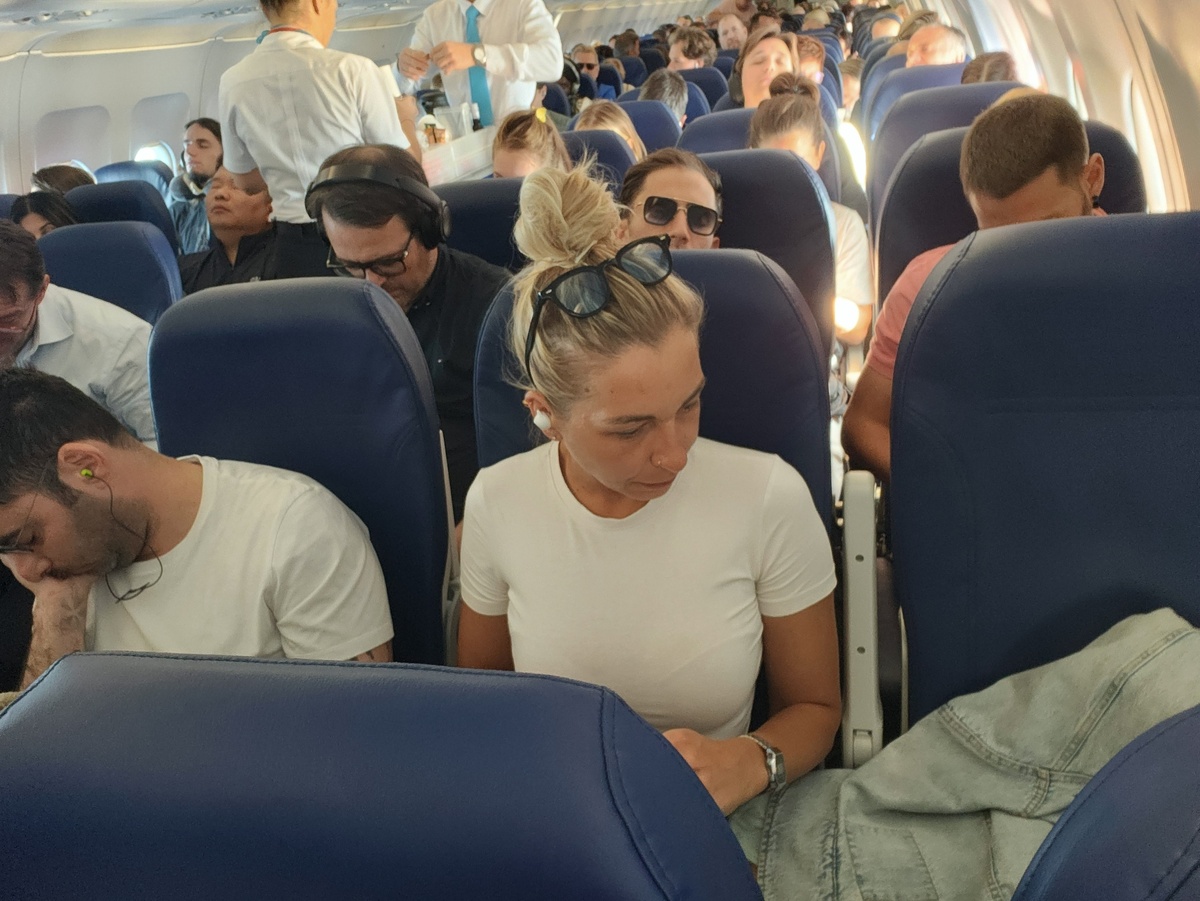 Фото автора. Это третий ряд "бизнеса". Мадам припрыгала мол два свободных места, я туточки с мальчиком. Похрен что мужчина слева ЗАПЛАТИЛ за бизнес. Его для начала ваще выкинули к соседям. Там сказали НАХЕР нам такое удовольствие и он вернулся на свое место. А вот Вы как бы себя повели в этой ситуации?