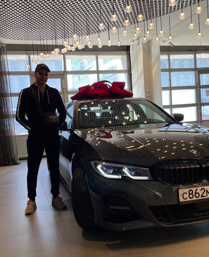 Выдавали машину в дилере с бантом!